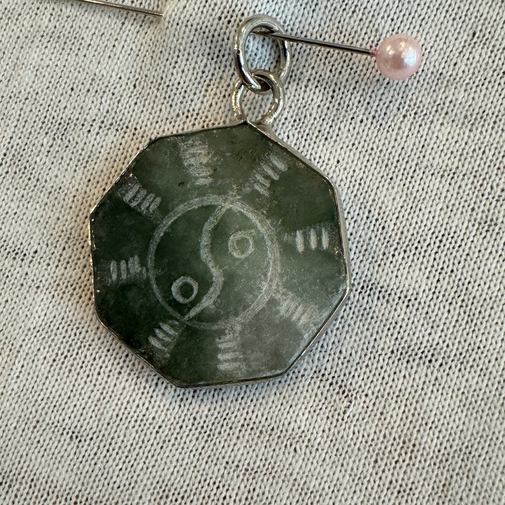 Vintage Green jade and silver Yin-Yang ba gua pendant/amulet - Picture 5 of 6